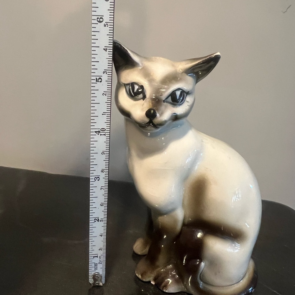 Vintage Porcelain Siamese Cat - 5 and half inches tall in great condition